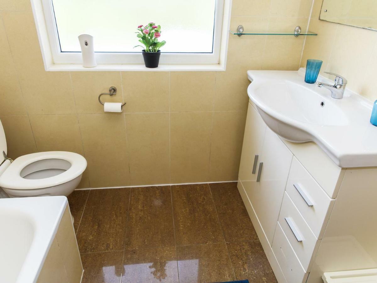 Northolt  Mandeville Rooms חדר תמונה