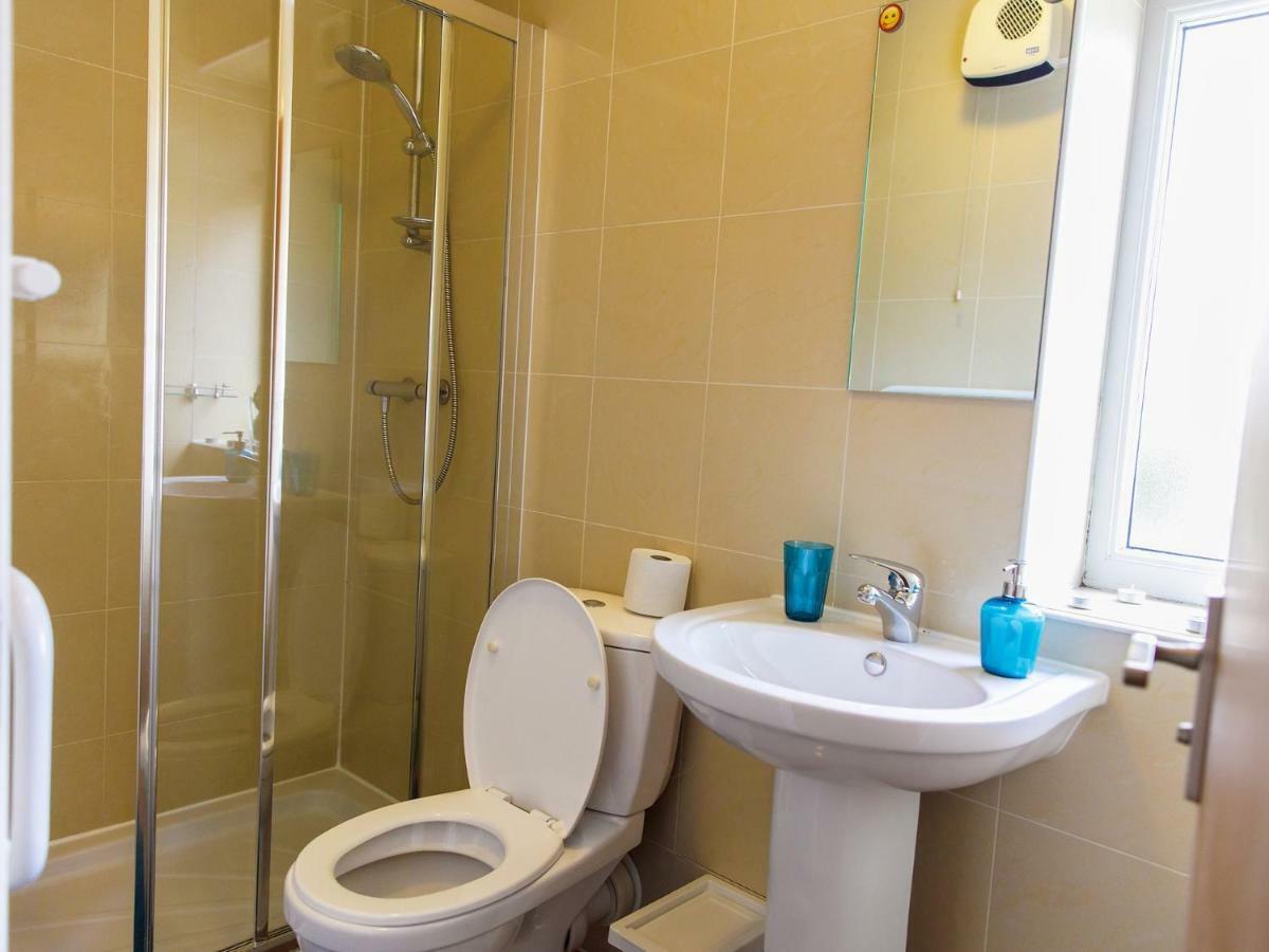 Northolt  Mandeville Rooms חדר תמונה